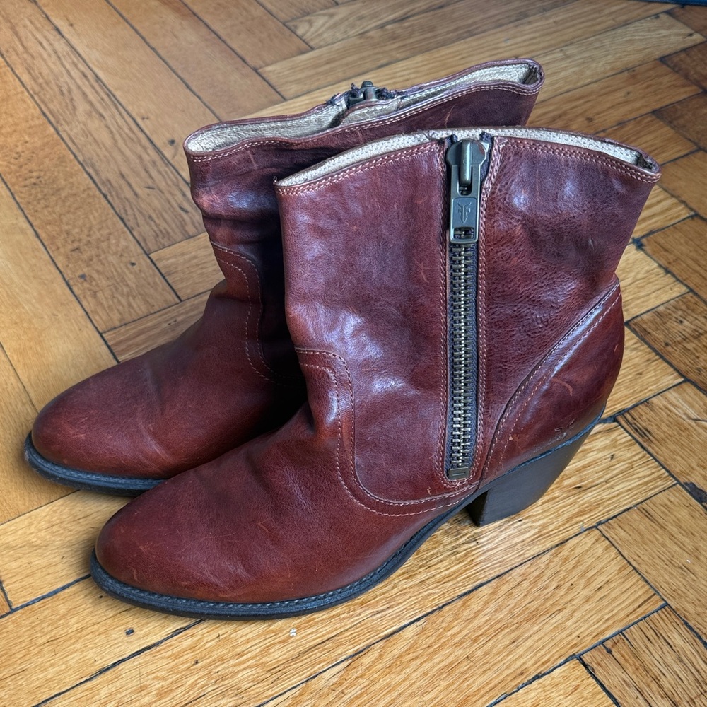 Burgundy Frye Boots, Leslie Zip style, size 10